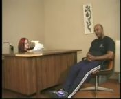 Карликовую секретутку грубо ебёт большой нигер